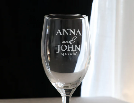 Why You Should Gift Guests a Personalised Glass on Your Wedding Day